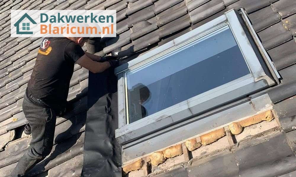 Dakreparatie met een dakraam Dakreparatie met een dakraam