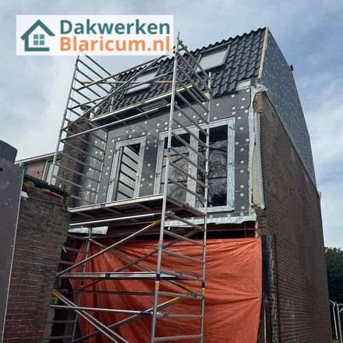 Een hellend dak met dakisolatie Een hellend dak met dakisolatie