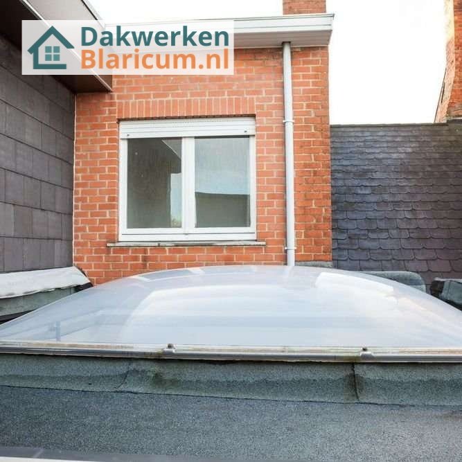 Inspectie van een plat dak met lichtkoepel Inspectie van een plat dak in blaricum met lichtkoepel