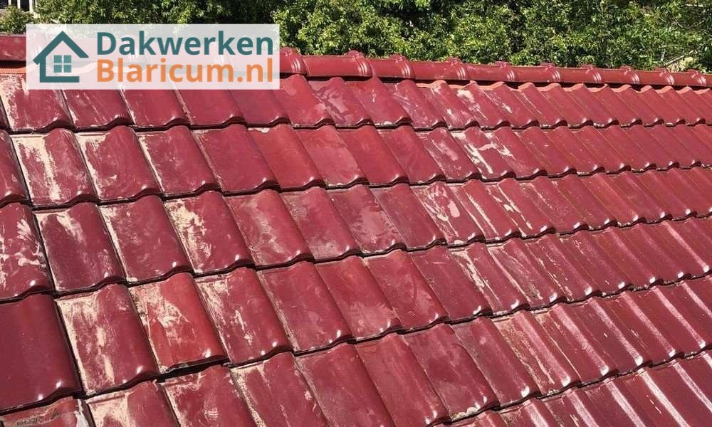 Rood pannendak aangelegd door dakdekker Rood pannendak aangelegd door dakdekker